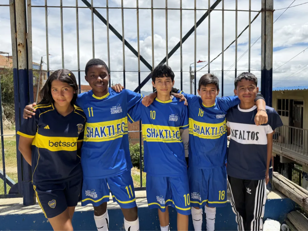 Niños de la fundación jugando y sonriendo