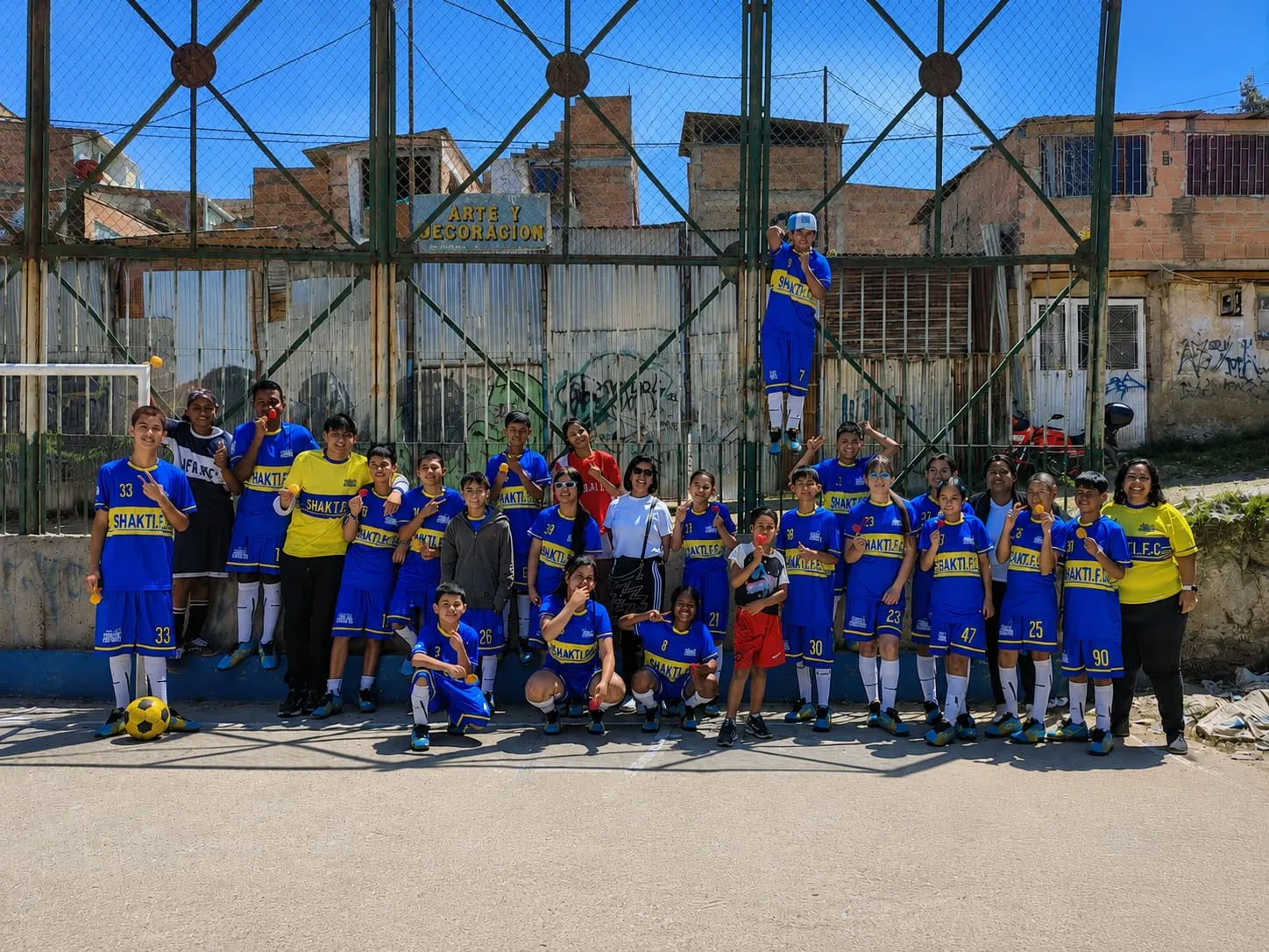 Niños de la fundación jugando al fútbol