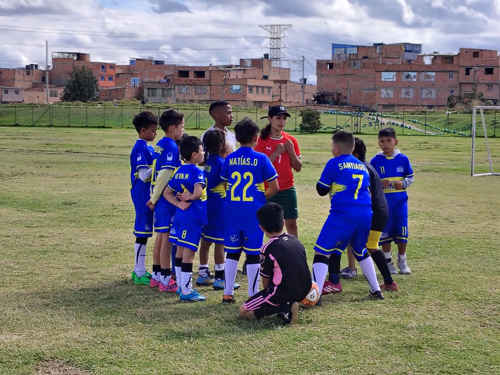 Niños jugando fútbol en la cancha