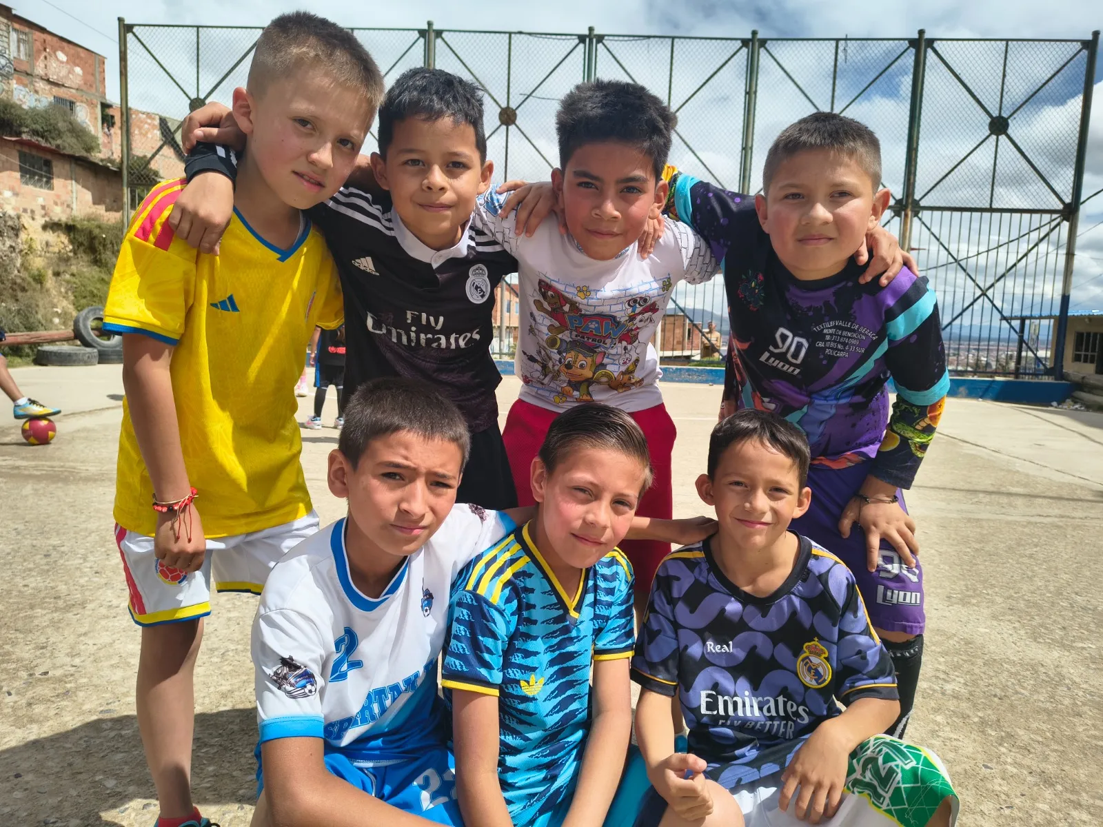 Círculo de niños y jóvenes compartiendo actividades